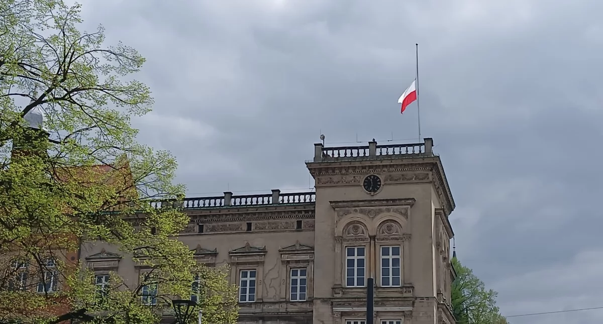 Flaga na budynku Urzędu Miasta Mysłowice opuszczona do połowy masztu. Mysłowice żegnają posła Łukasza Litewkę