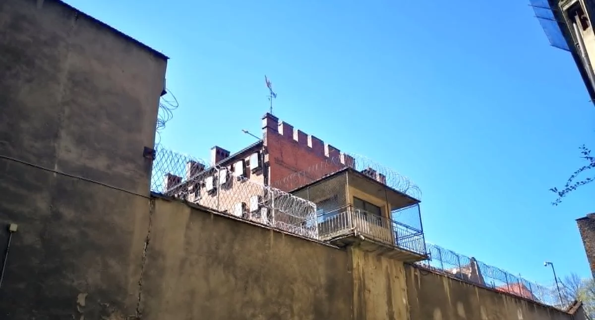 Chorowanie za kratami. Osadzony z Mysłowic pozywa Skarb Państwa