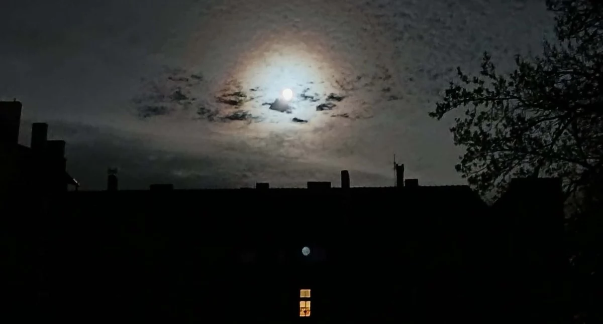 Księżycowe halo nad Mysłowicami. Niezwykłe zjawisko na niebie 