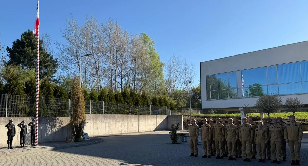 Uroczyste podniesienie flagi w Komendzie Miejskiej PSP w Mysłowicach