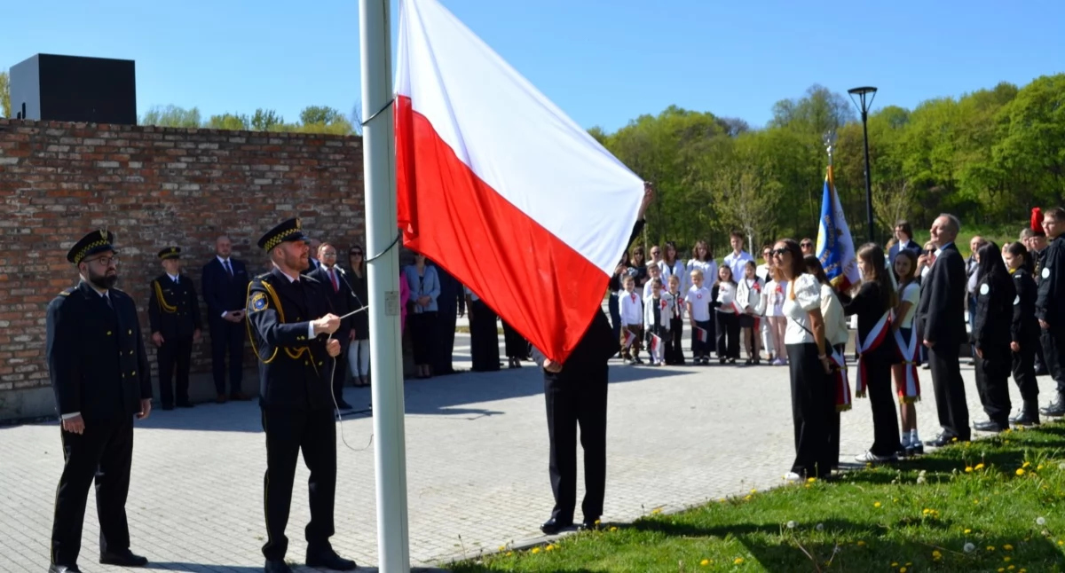 Biało-czerwona nad Mysłowicami. Uroczystości z okazji Dnia Flagi RP w Parku Promenada