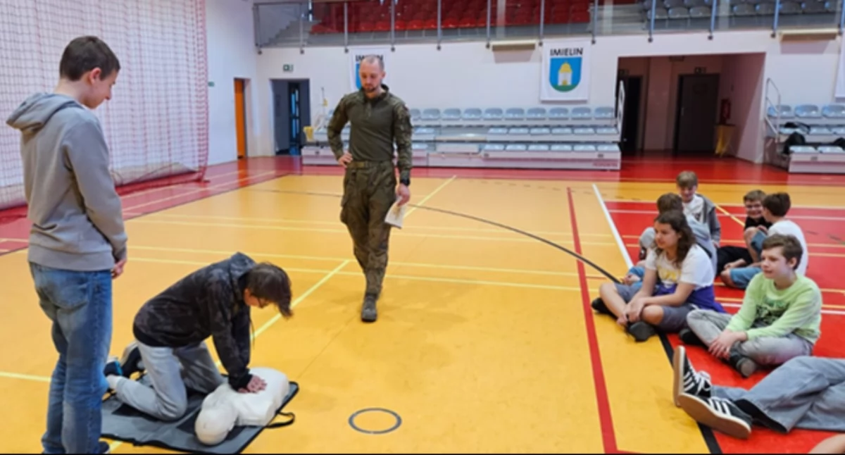 Siódmoklasiści z Imielina szkolili się z wojskiem - pierwsza pomoc i nie tylko
