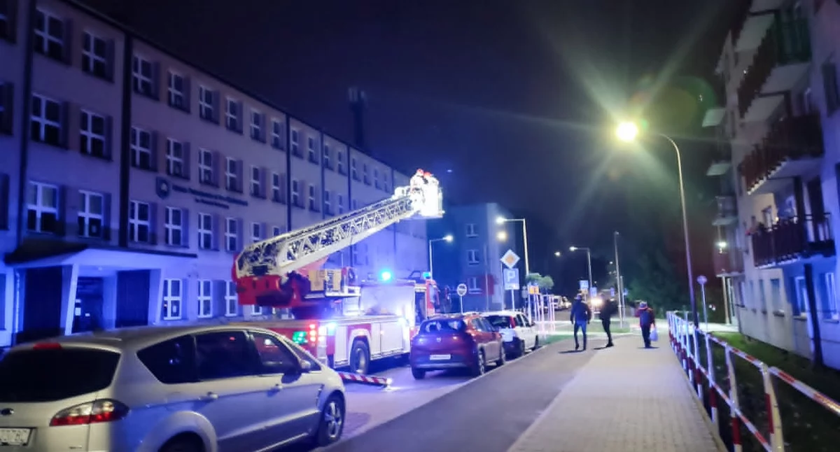 Nocna akcja na ul. Armii Krajowej. Zaniepokojeni mieszkańcy wezwali straż pożarną