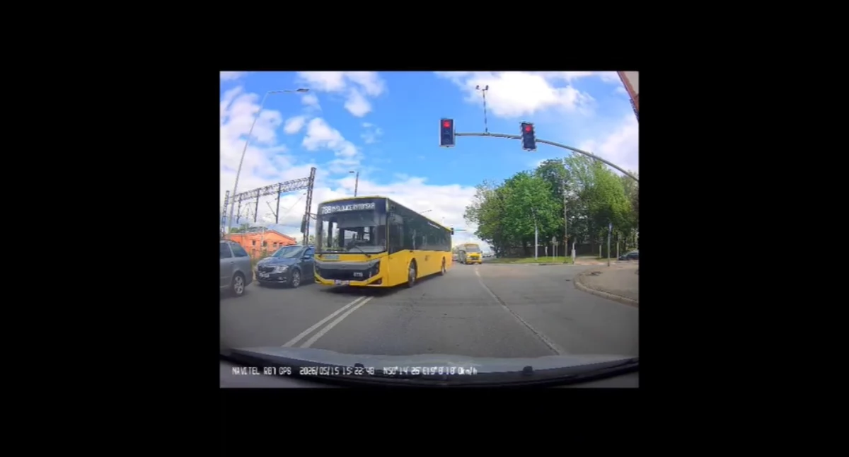 Niebezpieczny manewr kierowcy autobusu na skrzyżowaniu ul. Mikołowskiej i Oświęcimskiej