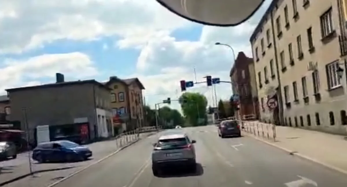 Jazda na sygnale ulicami Mysłowic okiem strażaków. Panika, blokowanie drogi, nieprzewidywalne manewry [WIDEO]