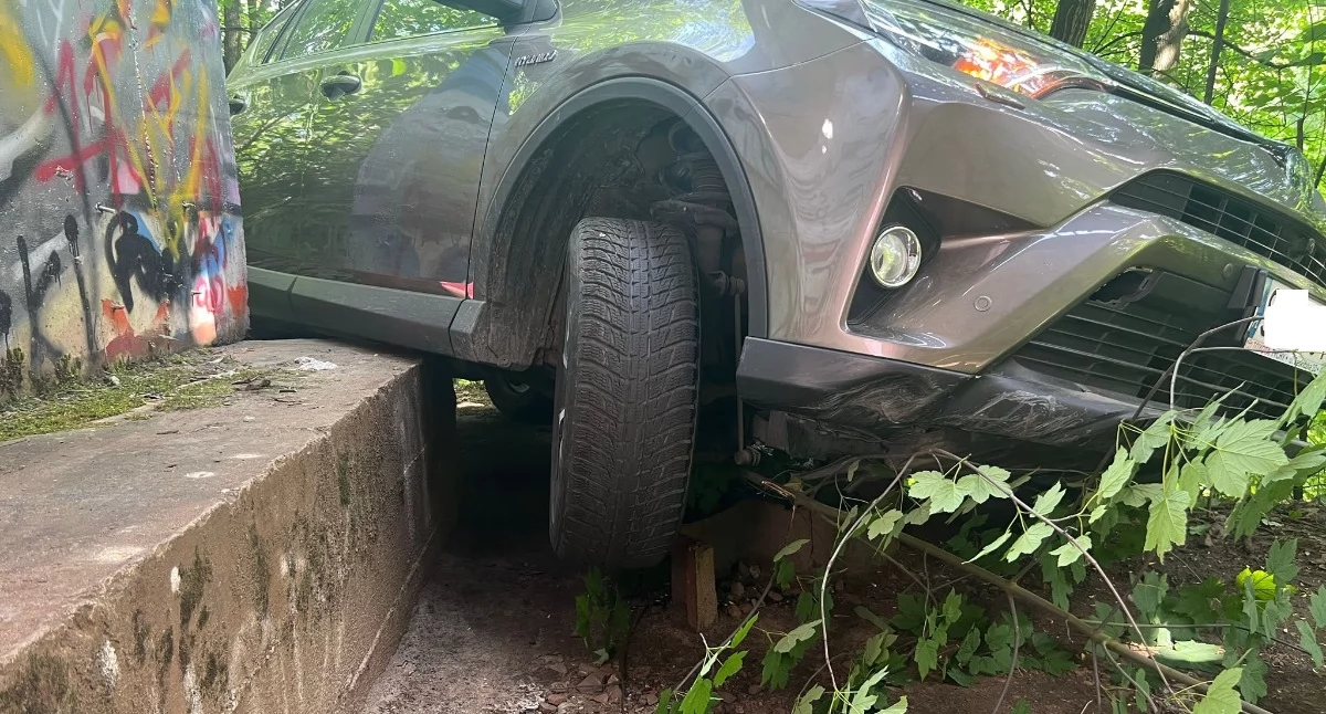 Toyota wjechała pod wiadukt i utknęła na podporze. Potrzebna była pomoc straży pożarnej