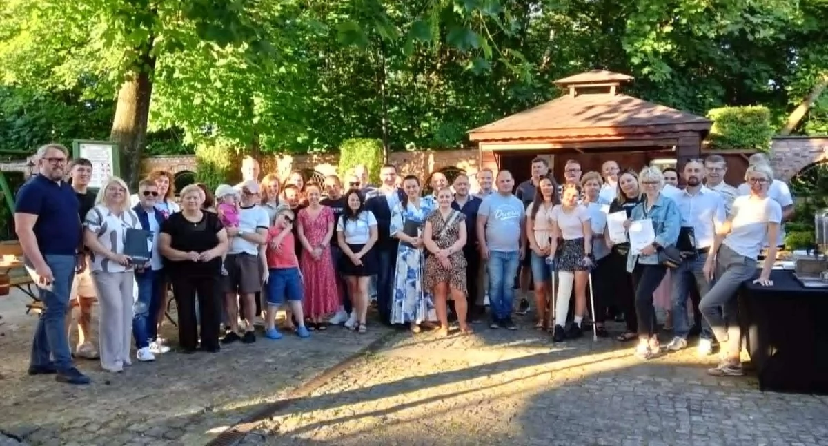 Przyjaciele wielkanocnego śniadania dla samotnych spotkali się na wspólnym grillu w Braksie