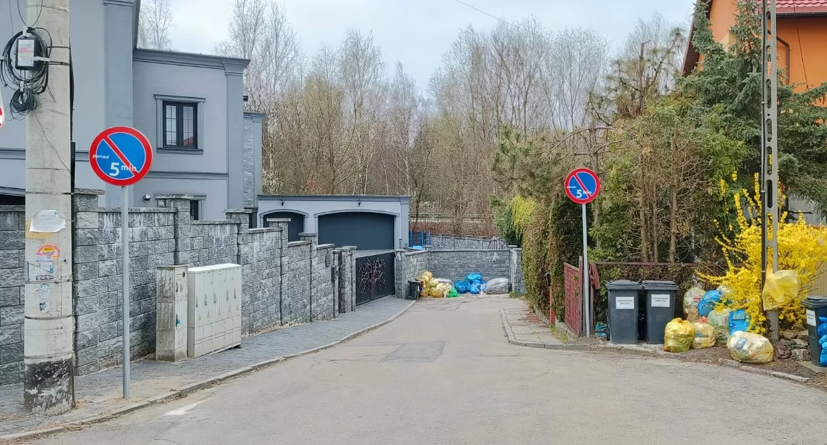 Janów: Droga publiczna stała się „prywatna”? Radni interweniują u prezydenta w sprawie organizacji ruchu