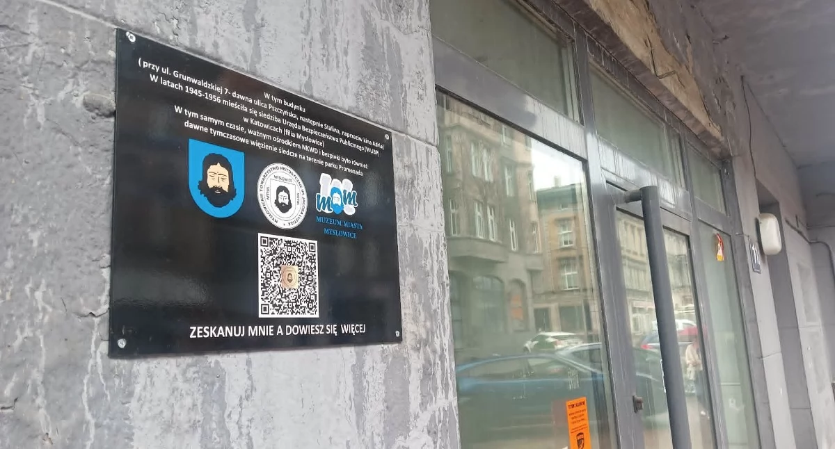 Kamienica przy Grunwaldzkiej 11 w Mysłowicach z pamiątkową tablicą. Budynek kryje historię komunistycznego aresztu