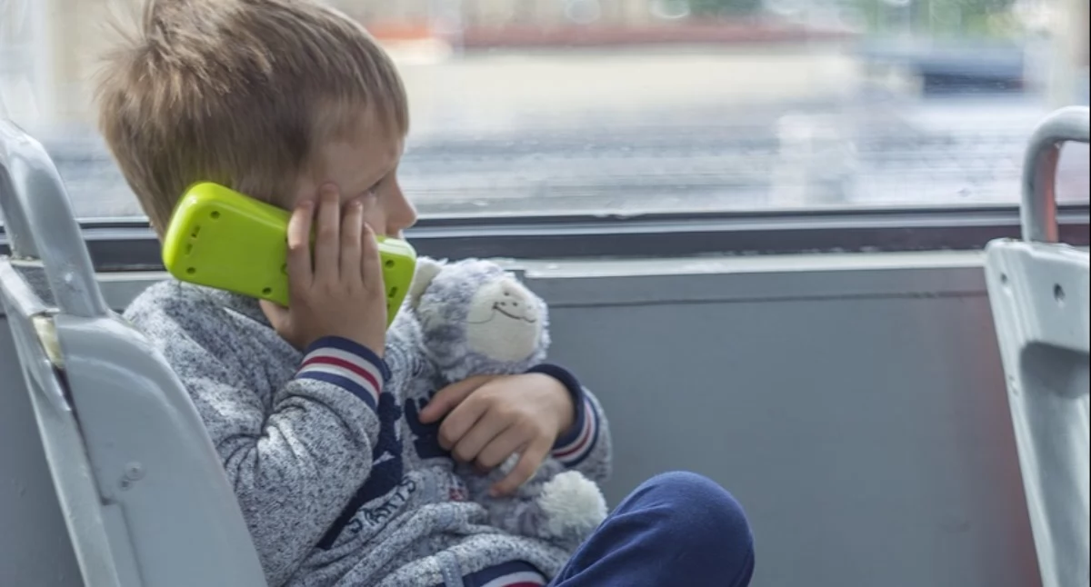 Koniec z telefonami w podstawówkach. Rząd szykuje rewolucję w szkołach od 1 września