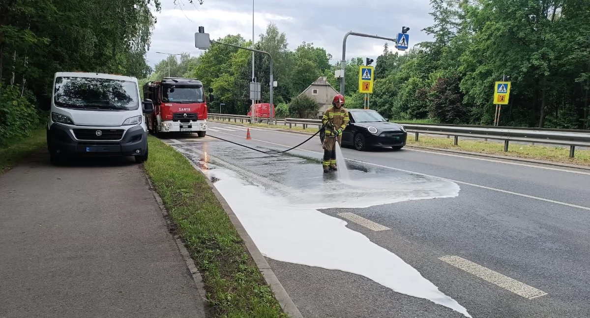 Zderzenie dwóch samochodów na Obrzeżnej Zachodniej. Strażak po służbie ruszył z pomocą