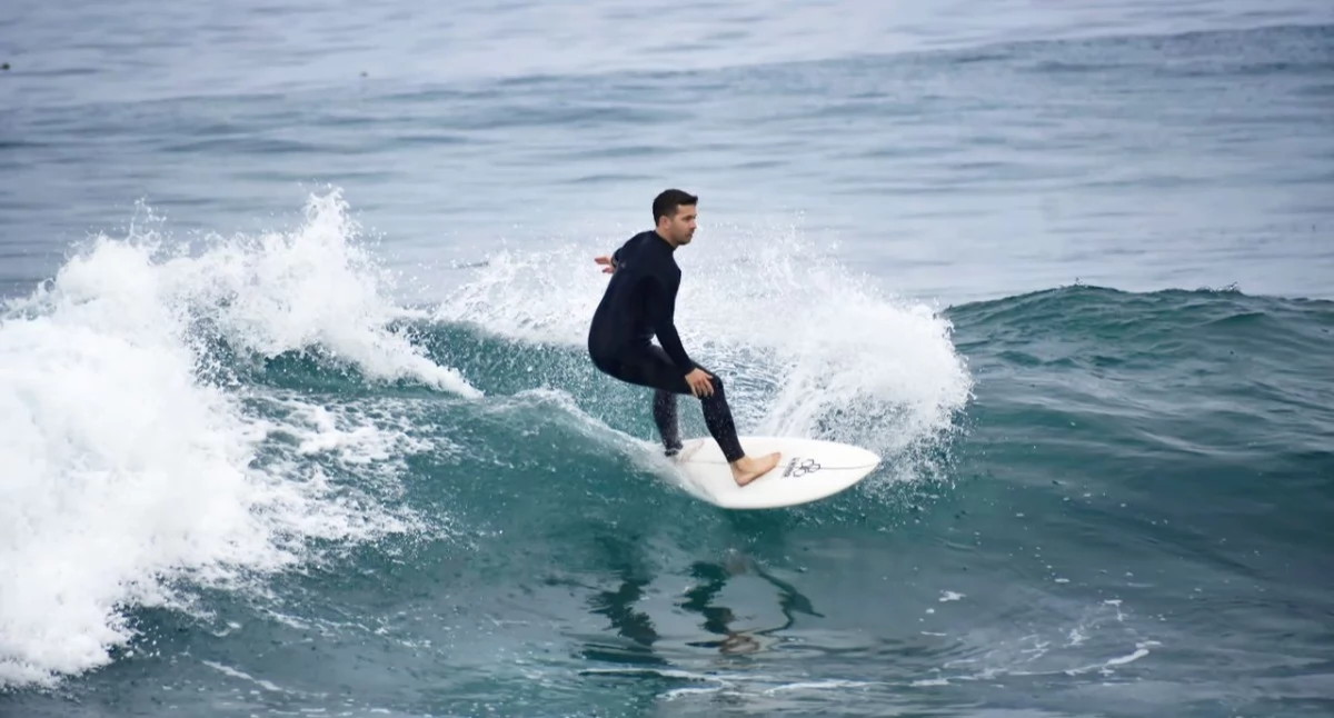 Obóz surfingowy dla dorosłych – czy to dobry pomysł na aktywne wakacje?