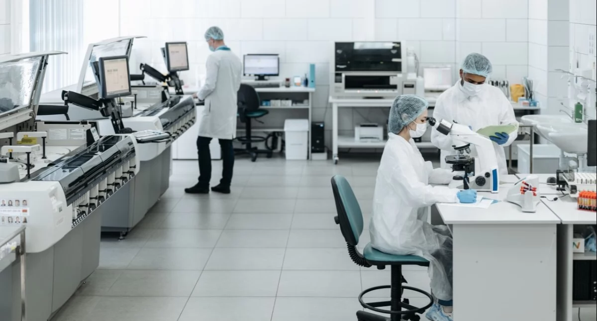 Piece laboratoryjne – czym różnią się piece muflowe od suszarniczych i kiedy je stosować