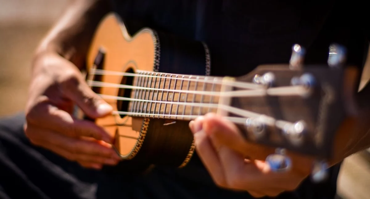 Ukulele czy gitara – który instrument wybrać na początek?