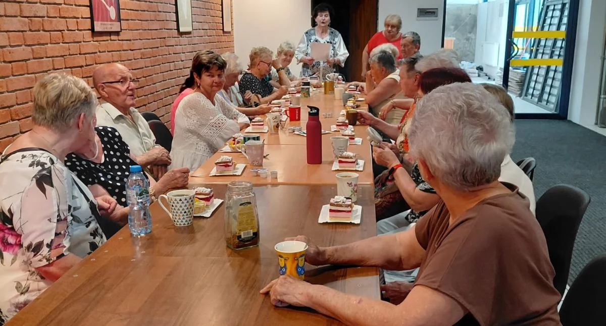 Kusi ich pstrąg ze Złotego Potoku. Seniorzy z Brzezinki planują letnie podróże