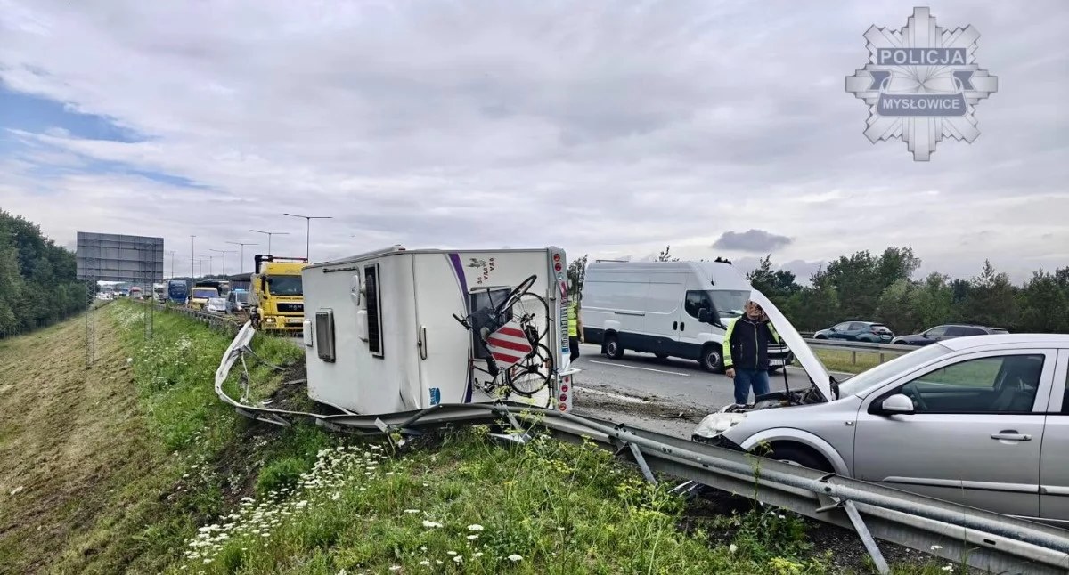 Wypadek na A4 w Mysłowicach. Przewrócony kamper, zablokowany pas w kierunku Krakowa