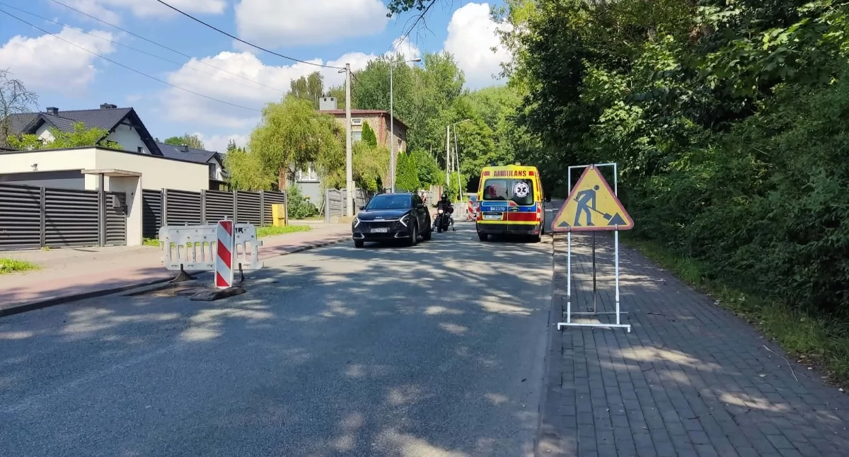 Prace na ul. Dzierżonia na Wesołej. Po chwilowych utrudnieniach droga będzie równiejsza 