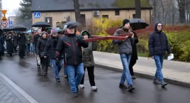 Z krzyżem na ramionach. Miejska droga krzyżowa przeszła przez Mysłowice
