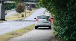 Prezydent Mysłowic testuje chodnik służbowym citroenem