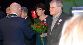 Kolejka po Medale za Długoletnie Pożycie Małżeńskie.&hellip;