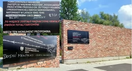 Zdewastowana tablica upamiętniającą ofiary obozów na&hellip;