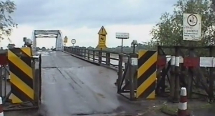 Wyszogród - najdłuższy drewniany most w Europie. Film z 1997