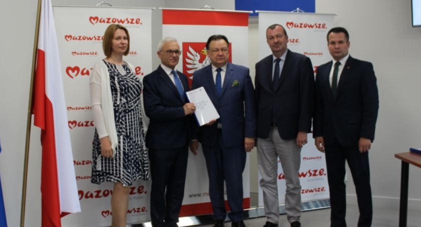 Podpisanie umów na sprzęt komputerowy dla szkół