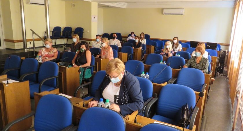 Podsumowanie przygotowań szkół powiatowych do rozpoczęcia roku szkolnego oraz aktualna sytuacja epidemiologiczna w Domach Pomocy Społecznej na terenie powiatu płockiego