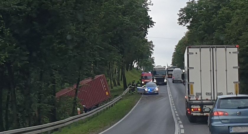 31.08.2020 Droga 62 miedzy Wyszogrodem a Czerwińskiem samochód ciężarowy w rowie