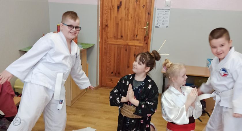 Zajęcia twórczości w klasie III Szkoła Podstawowa im. Jana Pawła II w Grodźcu