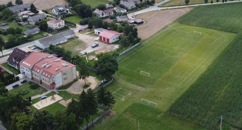 DUŻE BOISKO W NOWYCH ŁUBKACH