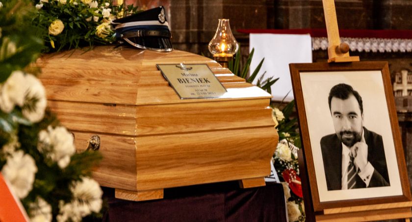 Wzruszenie, łzy i smutek - ostatnie pożegnanie Starosty Mariusza Bieńka