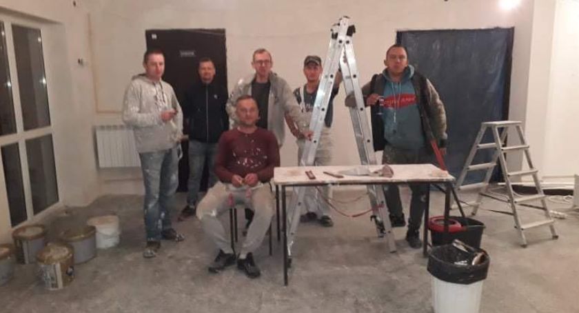 Remont holu w Szkole Podstawowej w Kobylnikach