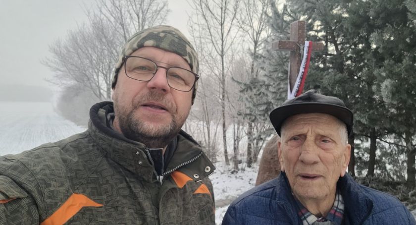 Pan Jan Bogdan mówi o pomniku powstańca w Kobylnikach