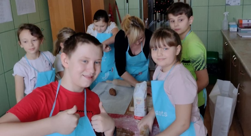Akacja  świąteczne drzwi w SP Grodziec