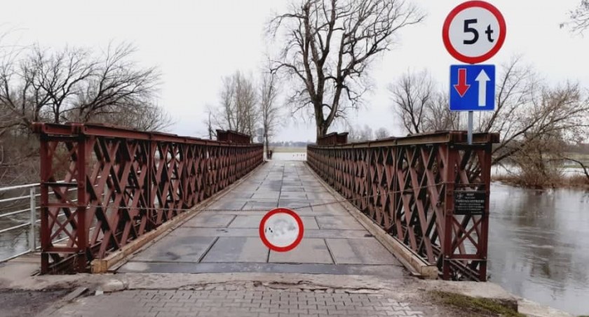 Lokalne podtopienia Zamknięta droga relacji Witkowice Brochów