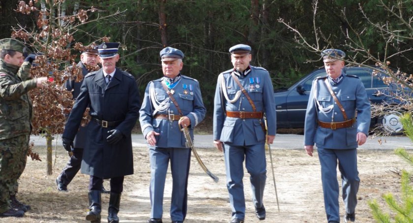 Uroczystości modlitewne w lesie grzybowskim