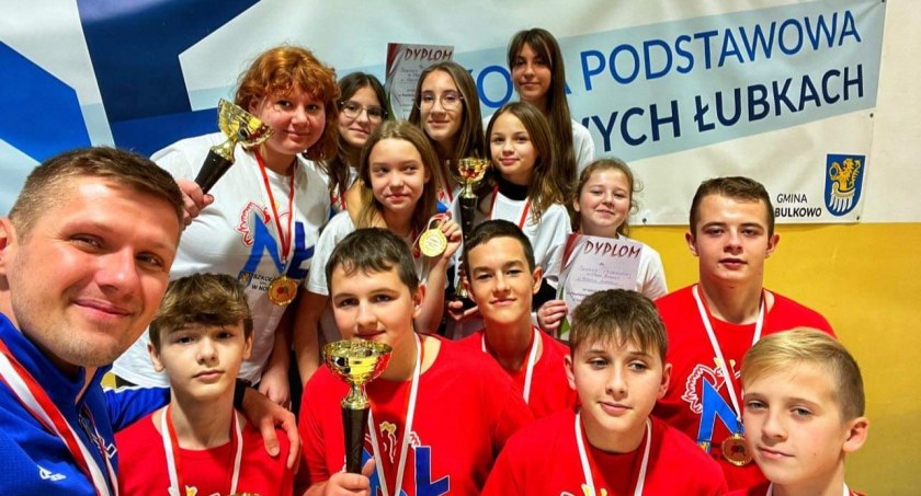 UCZNIOWIE SZKOŁY PODSTAWOWEJ IM. ORŁA BIAŁEGO W NOWYCH ŁUBKACH MISTRZAMI POWIATU PŁOCKIEGO W TENISIE STOŁOWYM!!!