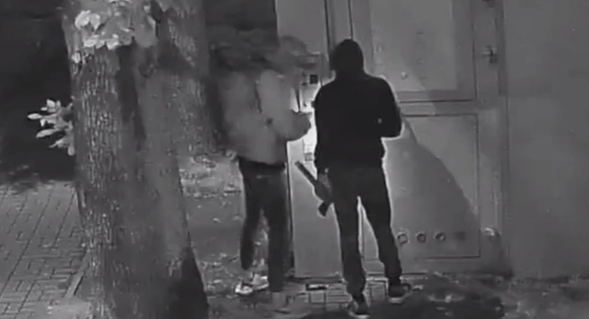 Kto okradł miejski szalet w Wyszogrodzie? Policja poszukuje sprawców i publikuje nagrania  video.