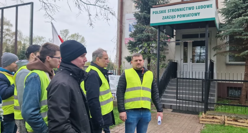 Protestujacy rolnicy pod biurem marszałka Piotra Zgorzelskiego i senatora Waldemara Pawlaka