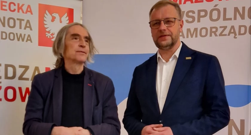Siła głosu, siła tłumu i kostka brukowa
