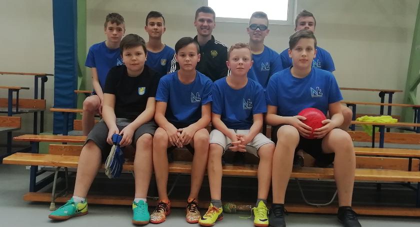 DRUGIE MIEJSCE SP NOWE ŁUBKI W ZAWODACH REJONOWYCH HALOWEJ PIŁKI NOŻNEJ W WYSZOGRODZIE