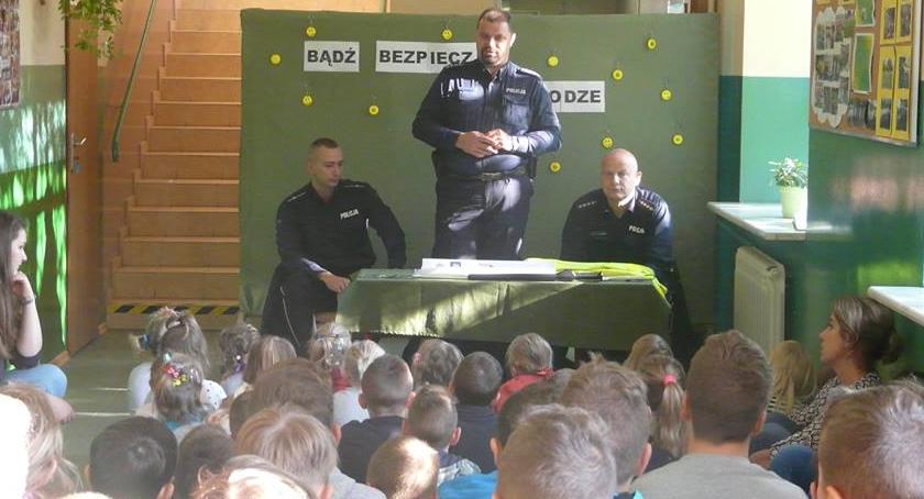  Spotkanie dzieci z Rębowa z przedstawicielami Posterunku Policji.
