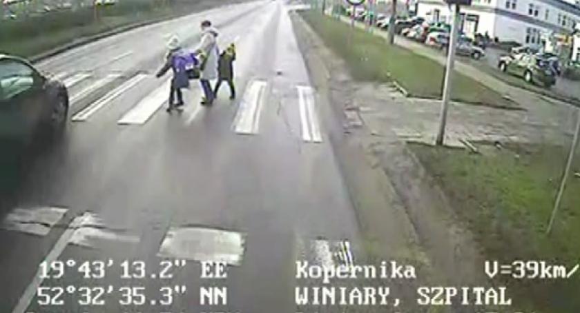 Przejechała na czerwonym. Cudem nie potrąciła kobiety z dziećmi. Płock