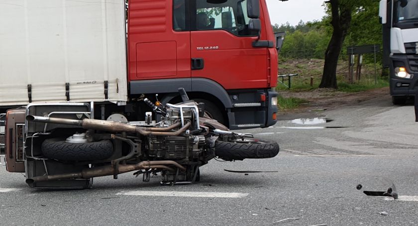 Wypadek motocyklisty na drodze nr 50 