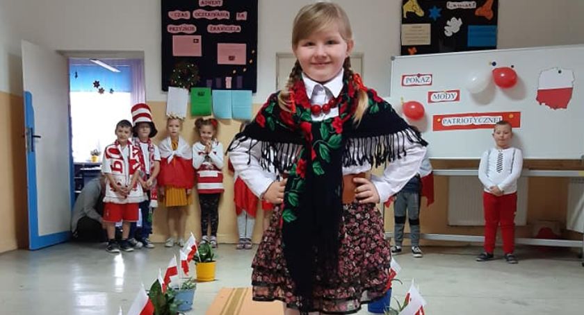 Pokaz mody patriotycznej w Nowym Radzikowie