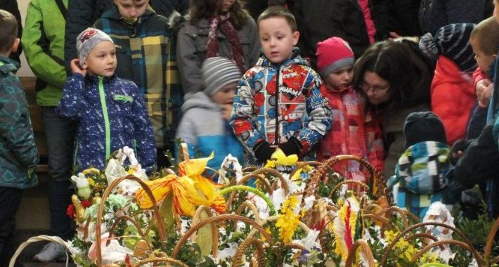 Święcenie pokarmów w Bazylice Matki Bożej Pocieszenia w Czerwińsku nad Wisłą