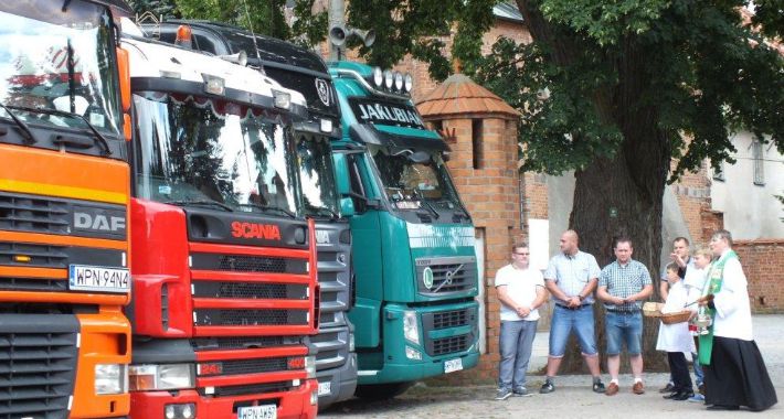 Święcenie pojazdów w parafii w Czerwińsku