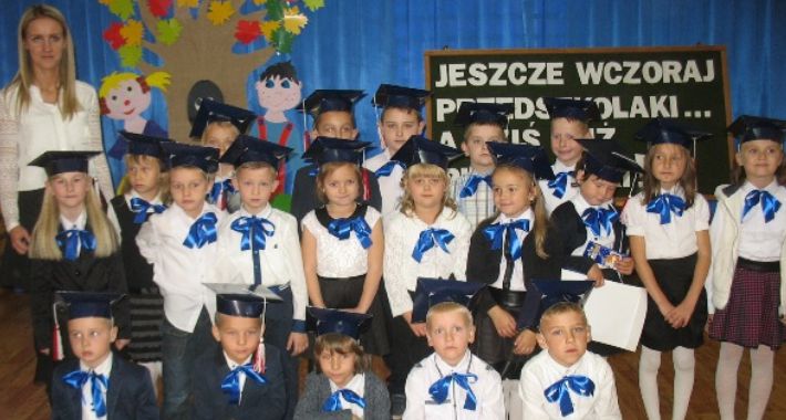 Ślubowanie klas pierwszych w Kobylnikach