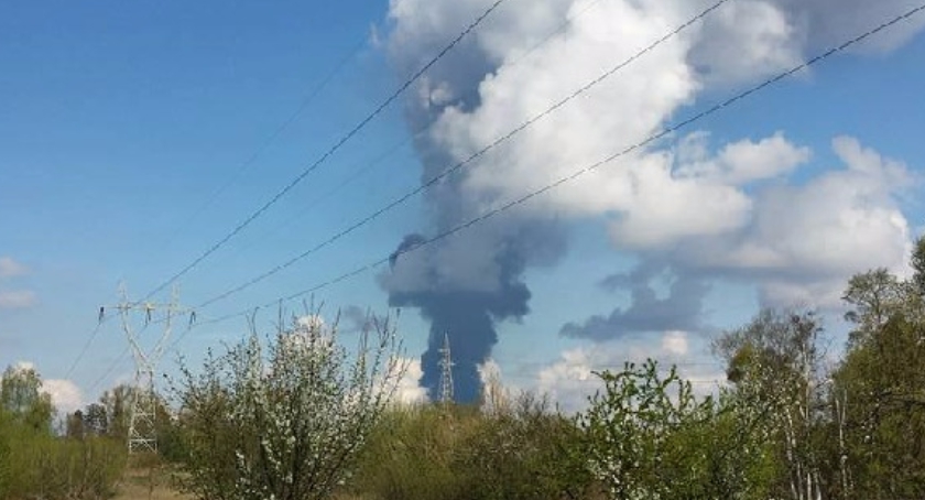 Potężny pożar w Młodzieszynie. Płonie zakład produkujący rozpuszczalniki
